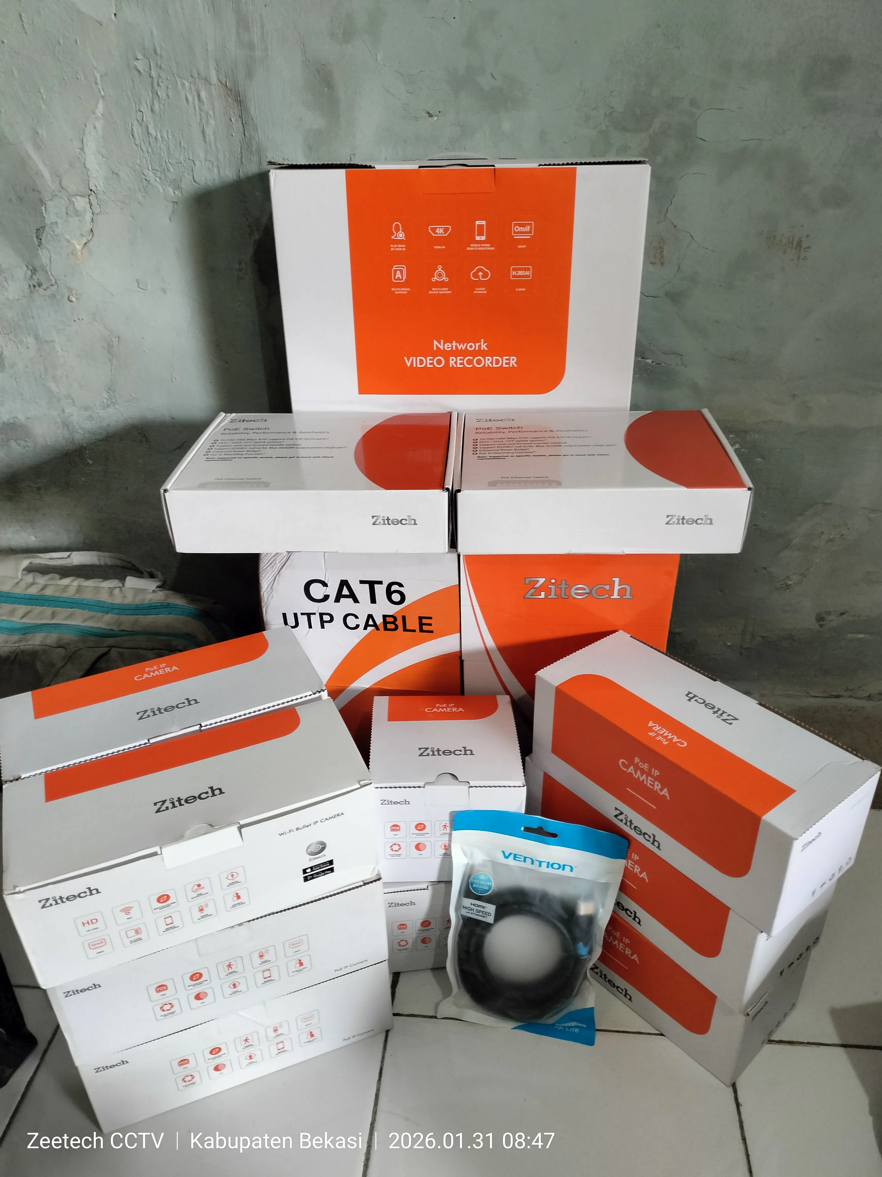 Pemasangan CCTV WiFi Zitech di dinding rumah Bekasi